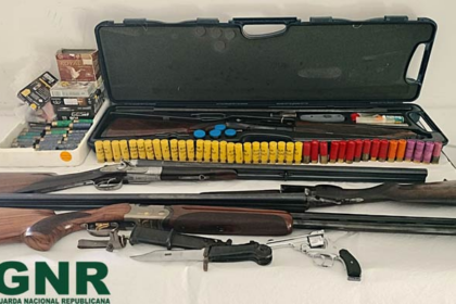 Vila Verde GNR apreende arsenal de armas de fogo e municoes em investigacao de violencia domestica