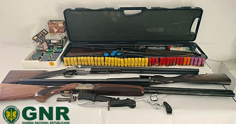 Vila Verde GNR apreende arsenal de armas de fogo e municoes em investigacao de violencia domestica