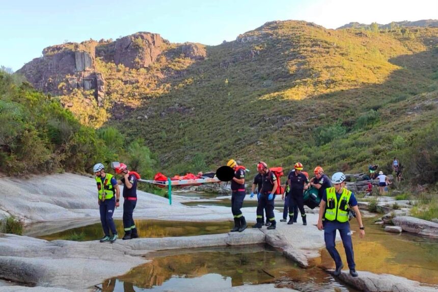 PNPG: Bombeiros de Salto resgatam homem após queda nas Sete Lagoas PNPG Bombeiros Geres resgate
