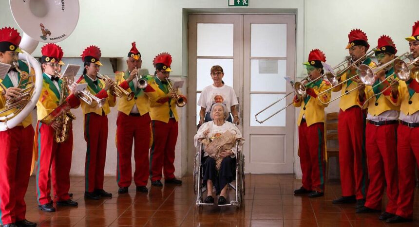 Barcelos Lurdes Faria celebrou 100 anos com animacao da Banda do Galo