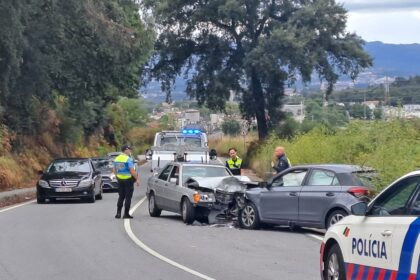 Braga Colisao frontal perto da Volvo corta transito e causa feridos