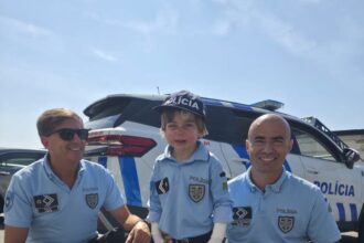 Braga Menino de 6 anos com doenca rara realiza sonho e e policia por um dia na PSP
