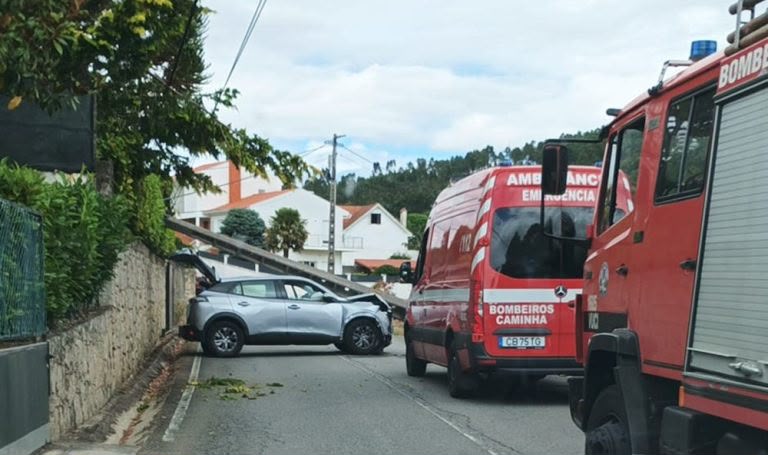 Caminha: Despiste automóvel com embate em poste de eletricidade faz dois feridos em Seixas Caminha Despiste automóvel com embate em poste de eletricidade faz dois feridos em Seixas