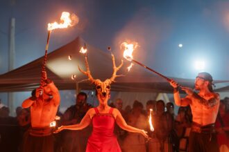 Evento recriou costumes e mitos nordicos entre 13 e 16 de agosto de 2026 destacando a figura feminina na cultura viking