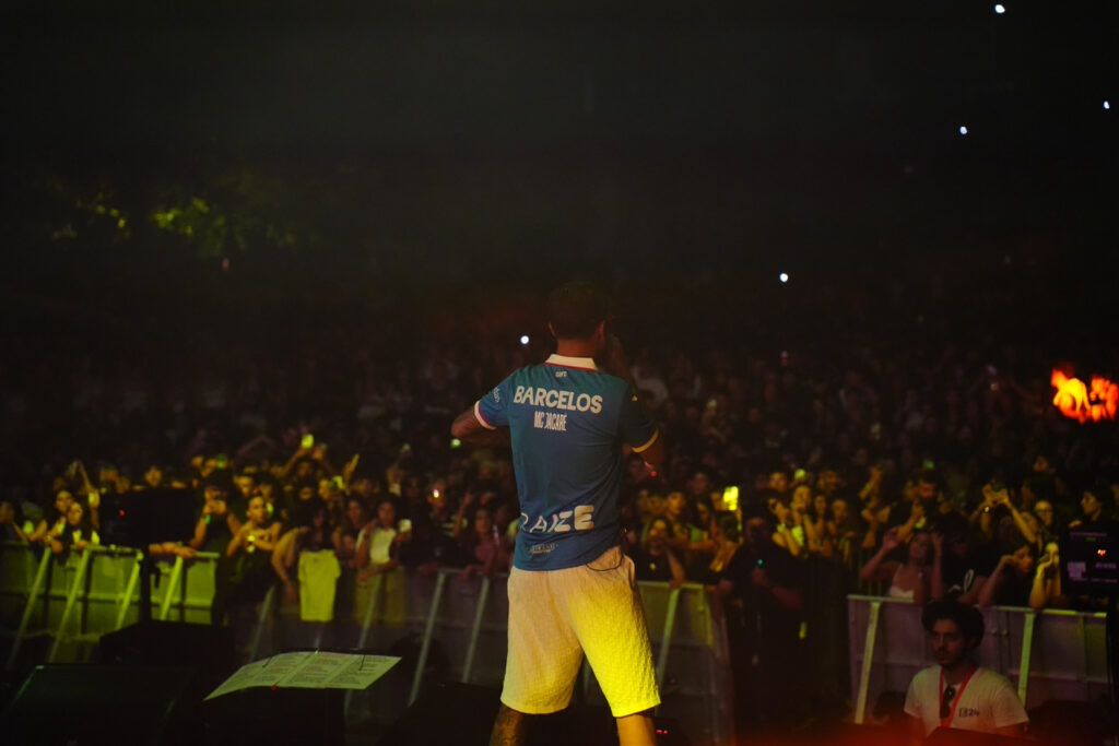 Jacaré vestiu a pele de "galo" e contagiou Barcelos MC Jacare barcelos 2026 2