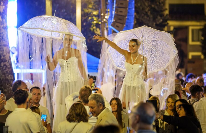 Povoa de Varzim Milhares de pessoas vestiram se de branco e encheram as ruas na Noite Branca