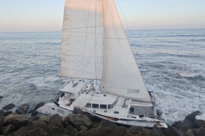 Viana Catamara frances encalha no molhe norte e fica destruido nas rochas scaled e1787311939920