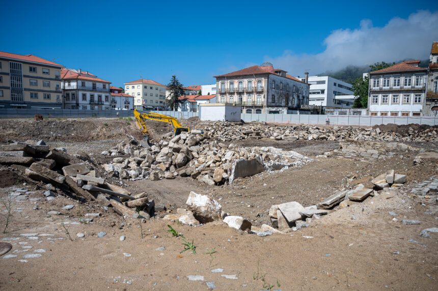 Viana Escavacoes arqueologicas no novo Mercado Municipal terminam no final de agosto