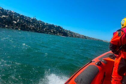 Viana Praticante de windsurf resgatado junto ao molhe do porto