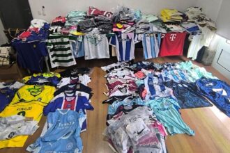 Vieira do Minho GNR apreende mais de 500 camisolas de futebol e malas de luxo contrafeitas na feira semanal