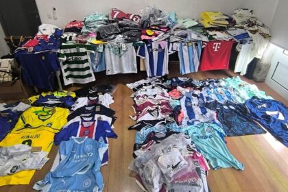 Vieira do Minho GNR apreende mais de 500 camisolas de futebol e malas de luxo contrafeitas na feira semanal