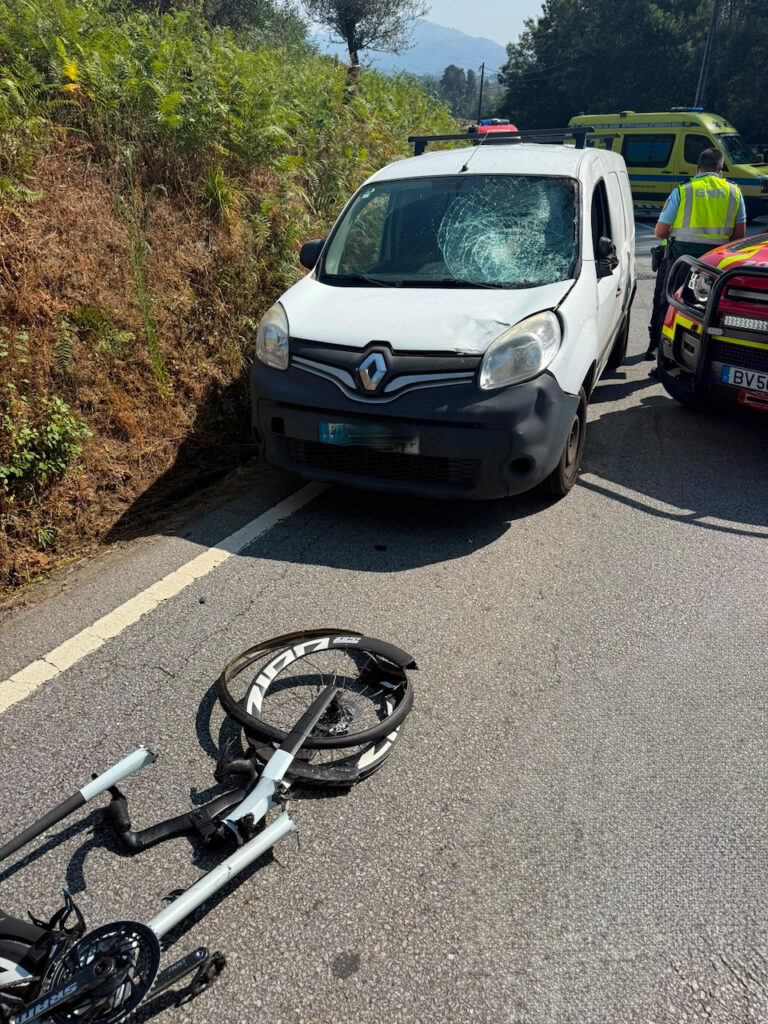 Ciclismo: Tragédia na Volta a Portugal em Ponte de Lima. Ciclista britânico de 19 anos morre após embater em carro acidente britanico ciclista volta a portugal ponte de lima morto - 1