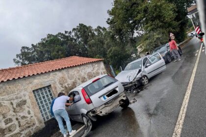 Uma colisão rodoviária entre dois veículos ligeiros, na Rua Padre Domingos Joaquim Pereira, em Louro, Famalicão, provocou quatro feridos ligeiros, transportados para o Hospital de Famalicão.