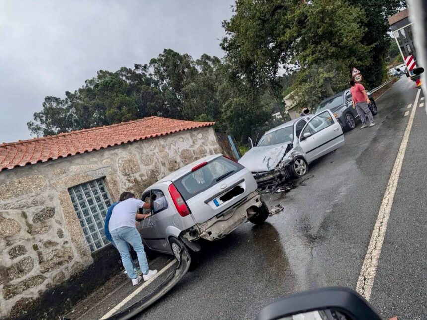 Uma colisão rodoviária entre dois veículos ligeiros, na Rua Padre Domingos Joaquim Pereira, em Louro, Famalicão, provocou quatro feridos ligeiros, transportados para o Hospital de Famalicão.