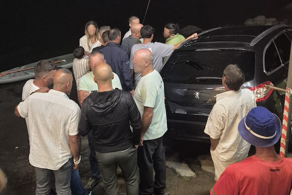 carro entra rio a dentro em Esposende na Barca do Lago - 3