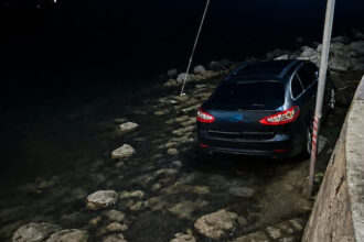 carro entra rio a dentro em Esposende na Barca do Lago - 2