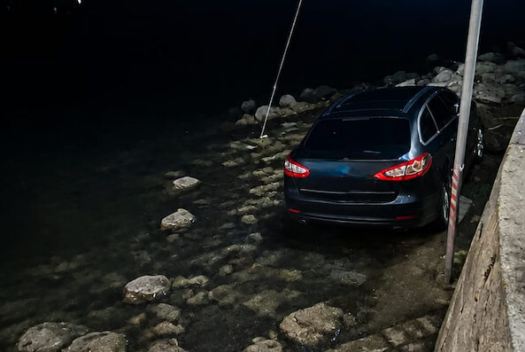 carro entra rio a dentro em Esposende na Barca do Lago - 2