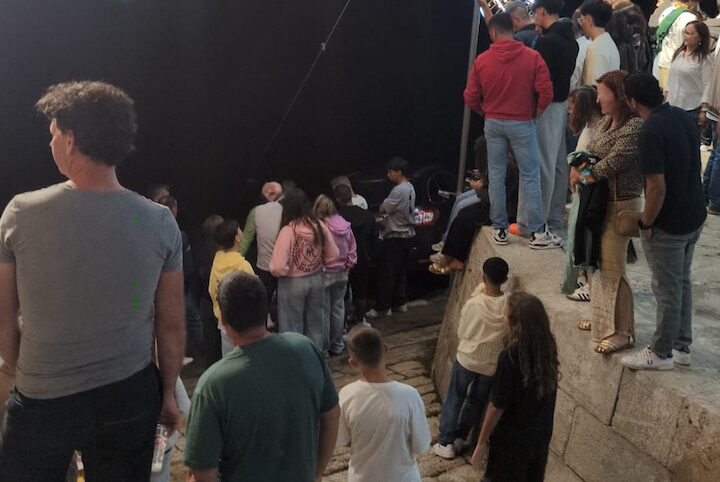 carro entra rio a dentro em Esposende na Barca do Lago - 3