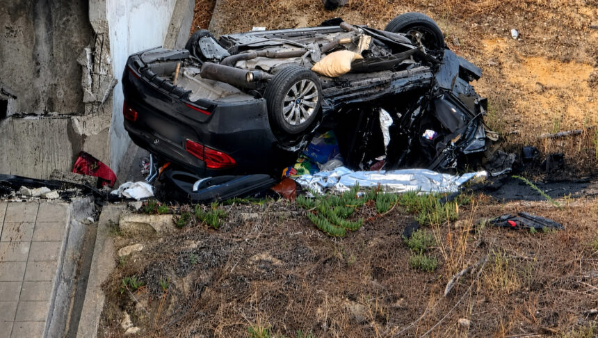 A33: Dois mortos após despiste de carro. Droga e armas encontradas na viatura droga armas carro fernao ferro sesimbra mortos despiste - 1