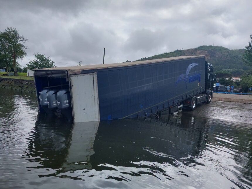 Alto Minho: Narcolancha escondida dentro de camião abandonado surpreende Caminha lanchas rio minho caminha espanha tir narcotrafico