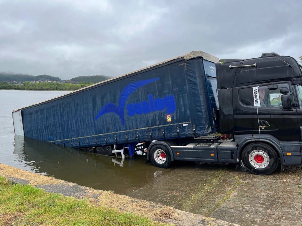 Alto Minho: Narcolancha escondida dentro de camião abandonado surpreende Caminha lanchas rio minho caminha espanha tir narcotrafico