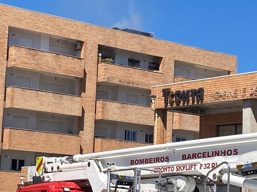 Barcelos: Incêndio consome apartamento num quarto andar Barcelos Incendio consome apartamento num quarto andar