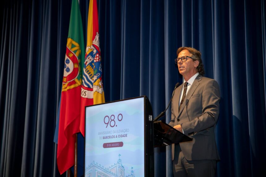 Barcelos: Mário Constantino Lopes homenageia autarcas e destaca mais de 120 milhões de euros em investimentos no 98.º aniversário da cidade Barcelos Mario Constantino Lopes homenageia autarcas e destaca mais de 120 milhoes de euros em investimentos no 98.o aniversario da cidade