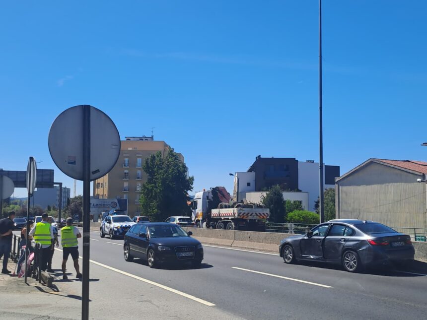 Braga Acidente na Circular Urbana complica transito junto ao tunel da estacao