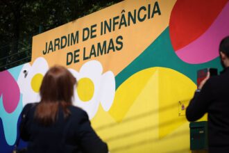 Braga Programa Descentrar cria mural participativo no Jardim de Infancia de Lamas com a comunidade escolar