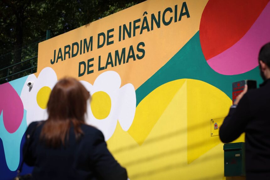 Braga: Programa «Descentrar» cria mural participativo no Jardim de Infância de Lamas com a comunidade escolar Braga Programa Descentrar cria mural participativo no Jardim de Infancia de Lamas com a comunidade escolar