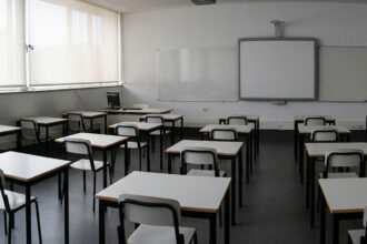 Centenas de alunos continuam sem escola e diretores admitem aumentar turmas
