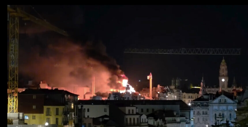 (vídeo) Porto: Incêndio consome cobertura de prédio em obras nos Aliados Incendio aliados porto