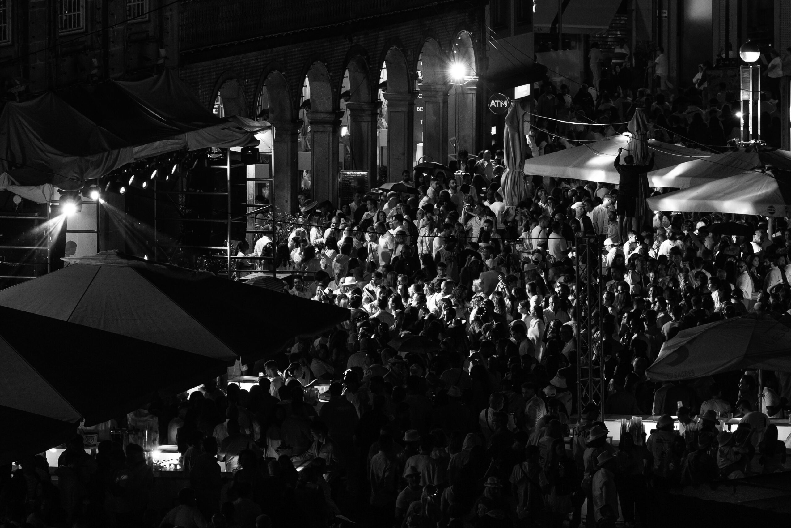 Braga: Festas Brancas levam a animação da Noite Branca a dez espaços do comércio e restauração NoiteBranca2025 FestasemBranco 02 scaled