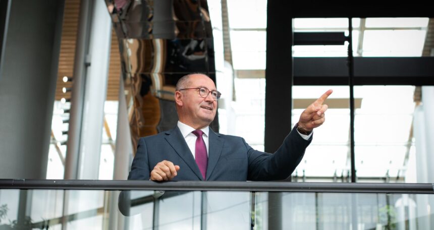 Parlamento Europeu preocupado com impacto das redes sociais nos jovens e1789655932885