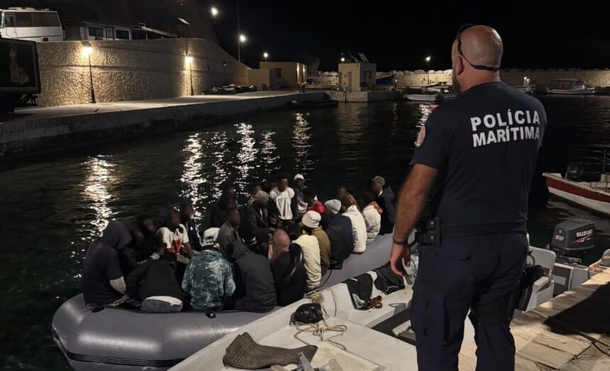 Polícia Marítima resgata cerca de 30 migrantes junto à ilha de Gavdos na Grécia Policia Maritima resgata cerca de 30 migrantes junto a ilha de Gavdos na Grecia e1788962092775