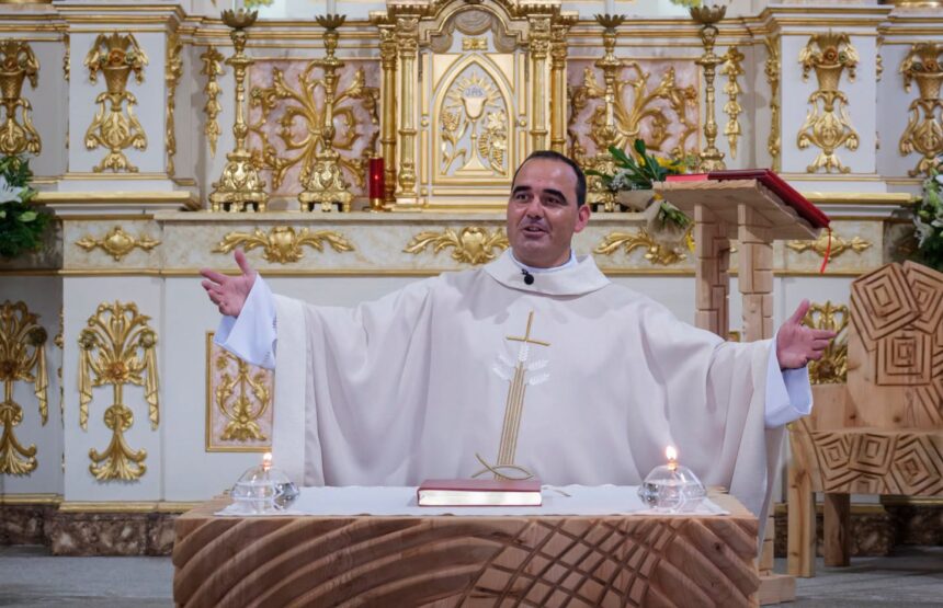 Povoa de Varzim Padre Daniel Neves toma posse como novo paroco de Sao Miguel de Argivai