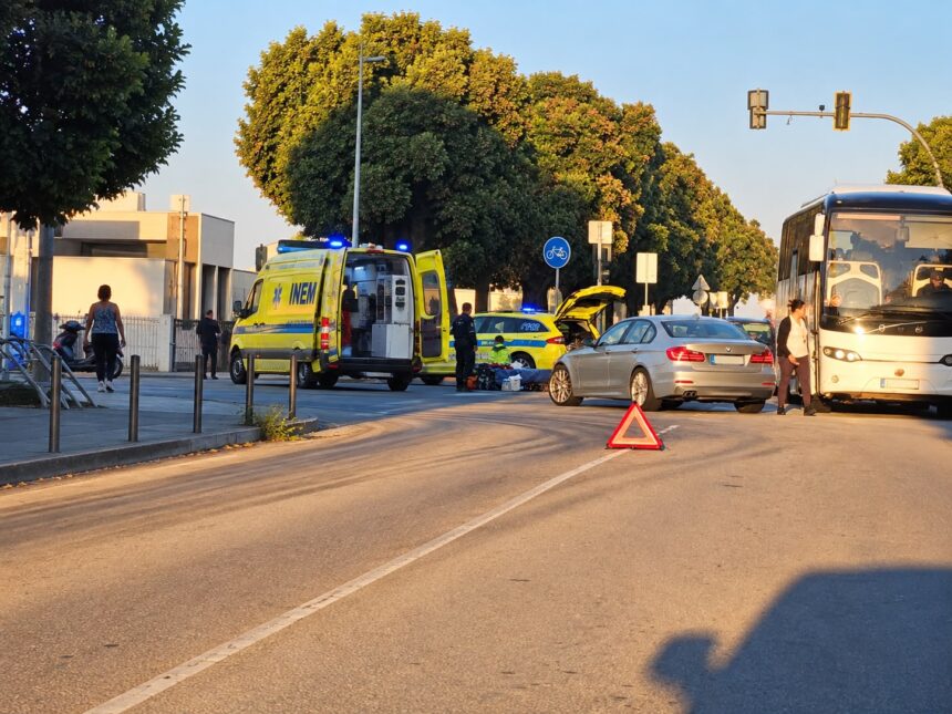 Viana: Um ferido após colisão de mota com carro Viana Um ferido apos colisao de mota com carro