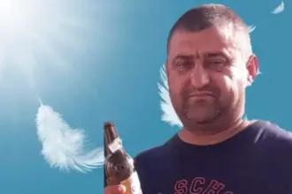 obito beja garrafa de cerveja