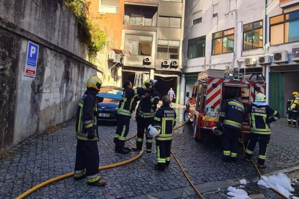 Arcos de Valdevez Violento incendio em garagem destroi viatura e1793211074235