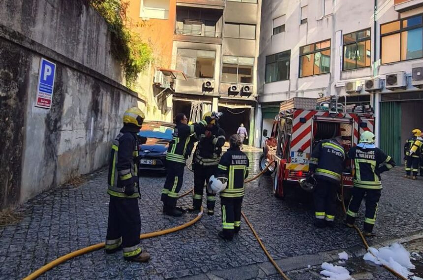 Arcos de Valdevez: Violento incêndio em garagem destrói viatura Arcos de Valdevez Violento incendio em garagem destroi viatura e1793211074235