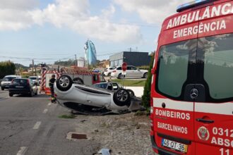 Barcelos Acidente com capotamento de viatura ligeira condiciona transito na zona da BMCAR em Mariz e1792766074918
