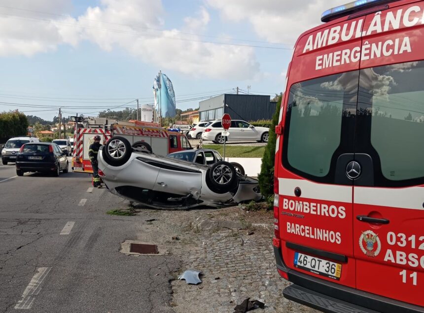 Barcelos: Capotamento junto à BMCAR em Mariz faz dois feridos ligeiros transportados ao hospital Barcelos Acidente com capotamento de viatura ligeira condiciona transito na zona da BMCAR em Mariz e1792766074918