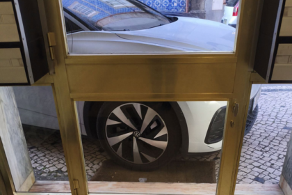 Braga Estacionamento abusivo em cima de passeio bloqueia porta de habitacao em Sao Vicente e1791897798994