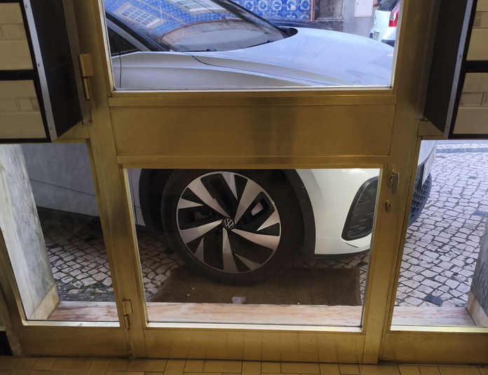 Braga: Estacionamento abusivo em cima de passeio bloqueia porta de habitação em São Vicente Braga Estacionamento abusivo em cima de passeio bloqueia porta de habitacao em Sao Vicente e1791897798994