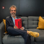 Braga Miguel Goncalves junta uma centena de pessoas no lancamento do livro E Comigo. Eu Resolvo