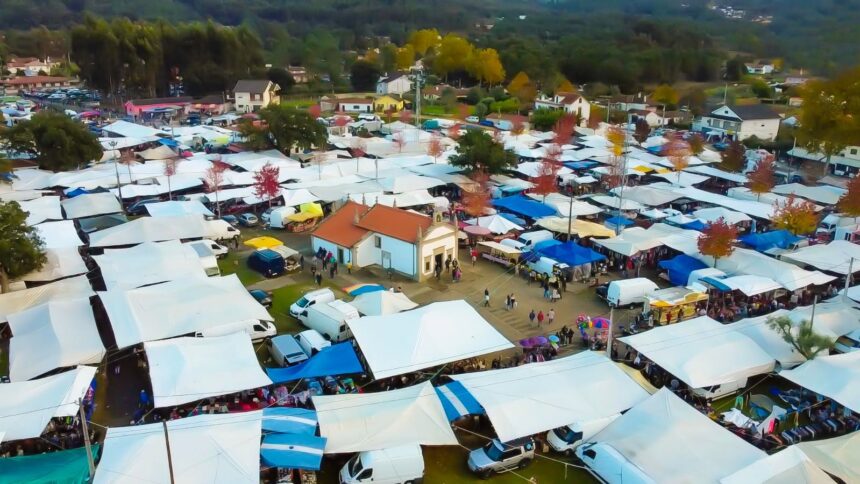 Vista aérea das tendas da Feira dos Santos de Cerdal à volta de uma capela