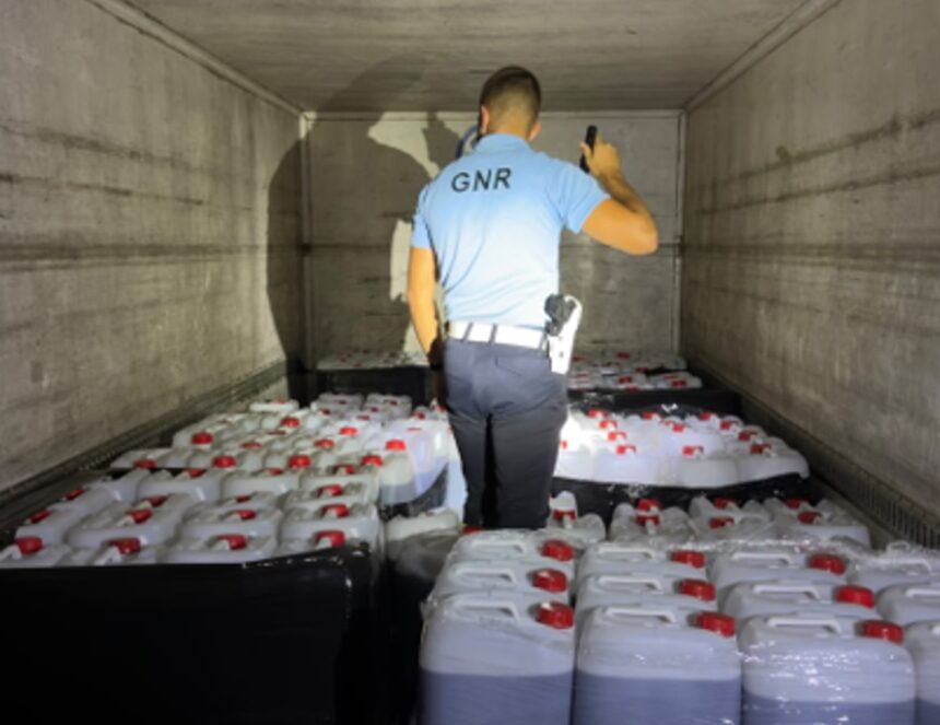 GNR apreende 8 mil litros de gasolina em jerricans na A2 em Alcacer do Sal e1791972375512