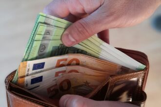 Governo confirma subida do salario minimo nacional para 970 euros em 2027 scaled e1791471709233