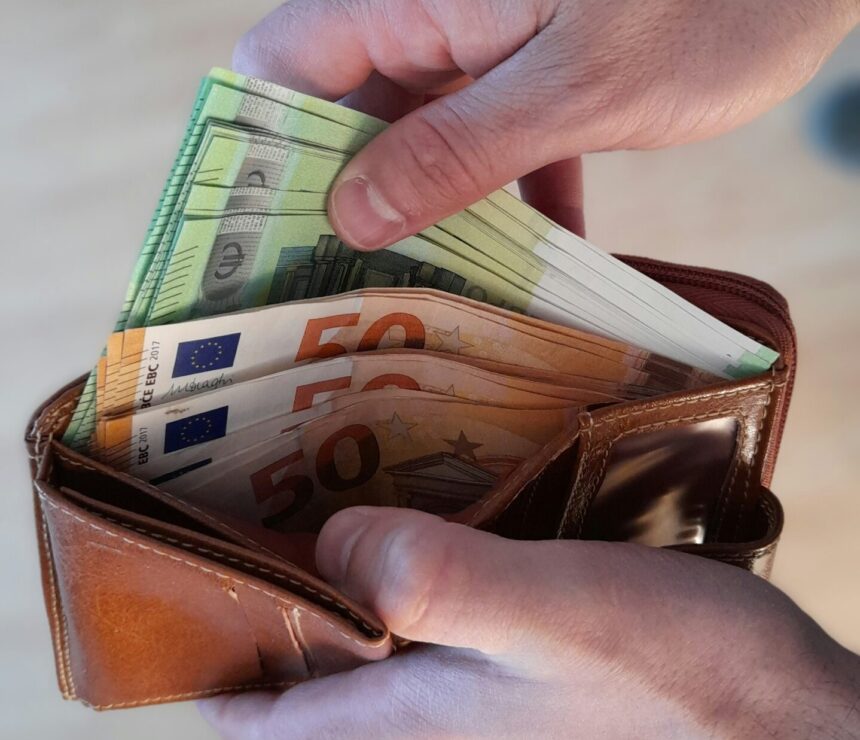 Governo confirma subida do salario minimo nacional para 970 euros em 2027 scaled e1791471709233
