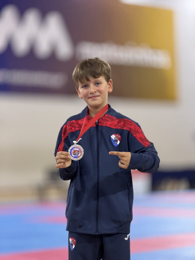 Jovem atleta do Gil Vicente FC/AKASB mostra a medalha de prata do Open de Karate de Matosinhos